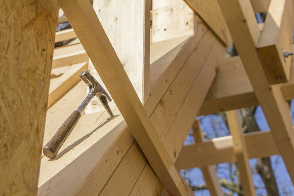 Marteau sur une construction de charpente en bois