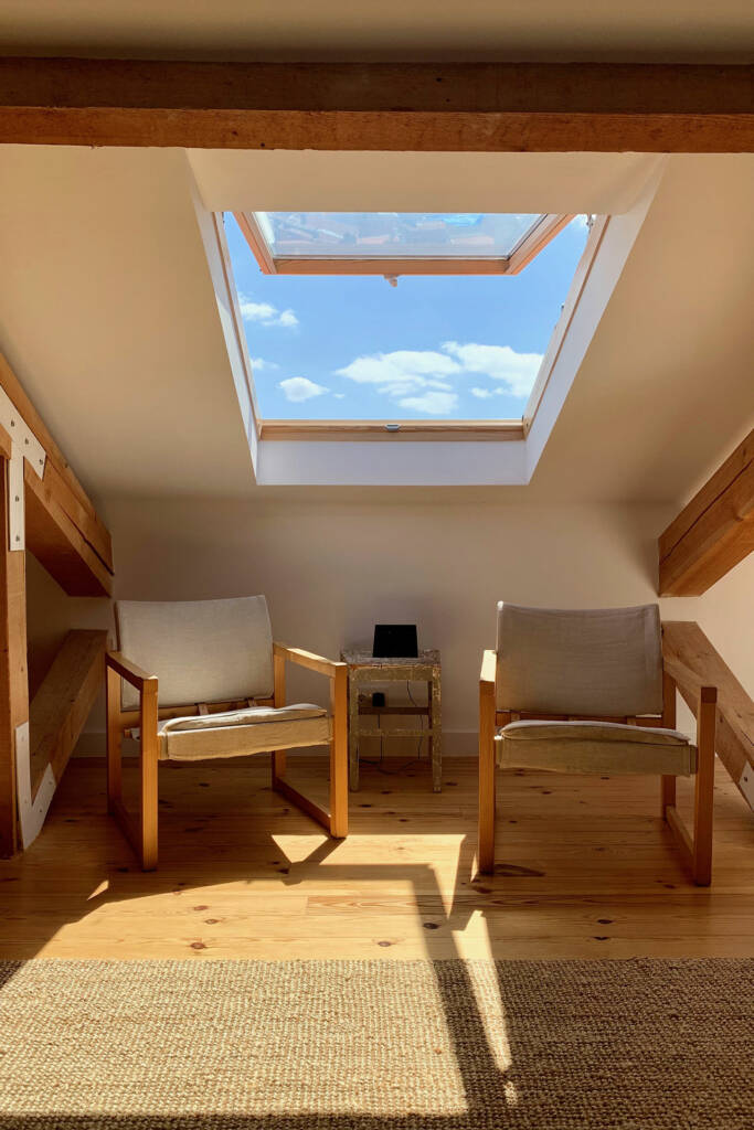 Intérieur chaleureux grâce aux fenêtres de toit